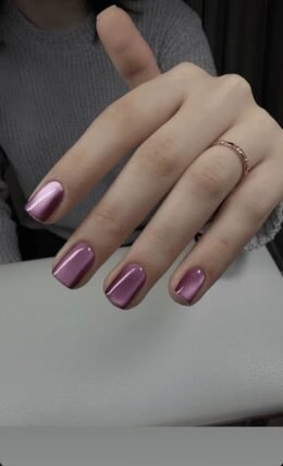 Cat-eye magnetic nail polish with metallic light streak effect