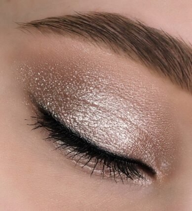 Center-brightening halo eyeshadow technique for small eyes