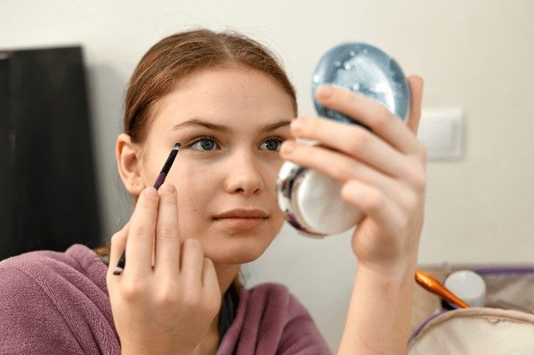 Everyday makeup look for naturally bigger looking small eyes
