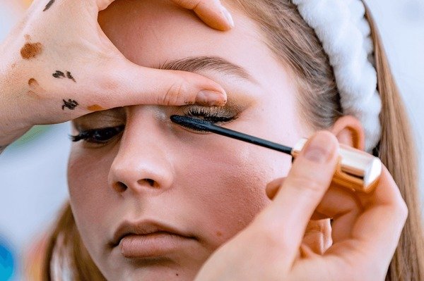 Mascara wiggle and lift technique for bigger looking eyes