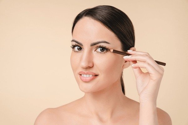 Applying nude waterline liner to make small eyes look bigger