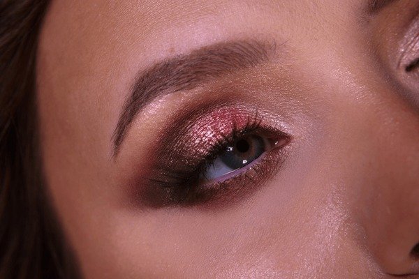 Occasion makeup version with sharper wing and metallic shimmer for small eyes