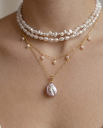Pearl and chain asymmetric necklace stack